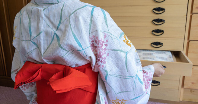 浴衣を収納している人