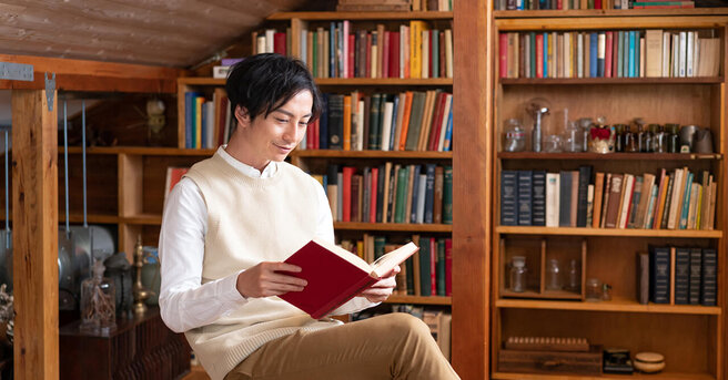 秘密基地で読書を楽しむ大人