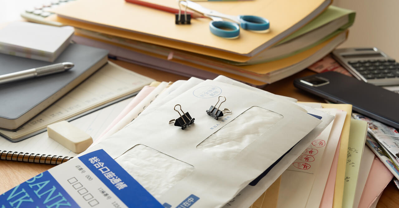 ダイニングテーブル下がモノで溢れるのは「危険信号」