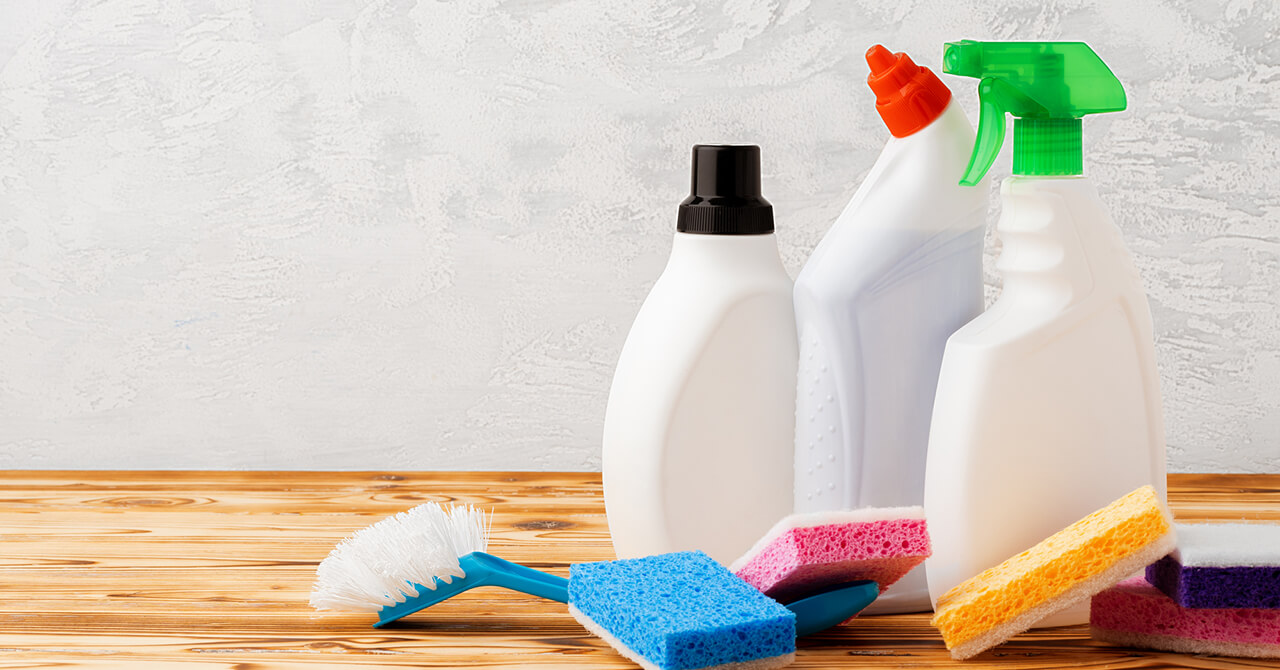 【アイテム別】かさばる掃除道具・洗剤の賢い収納術