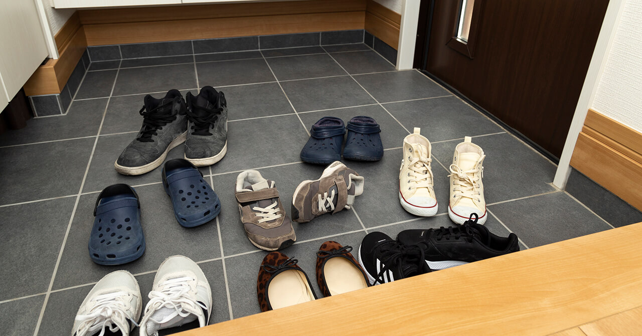 【狭い玄関で下駄箱がない方へ】靴の収納アイデアをご紹介！