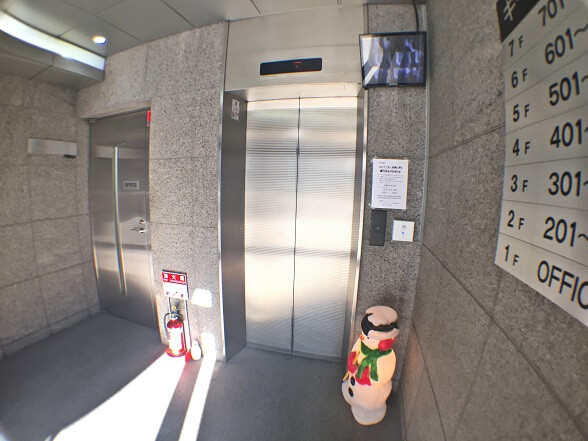 「キーピット江東木場」トランクルームのエレベーター
