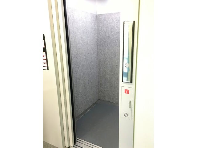 「キーピット田無」トランクルームのエレベーター